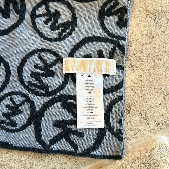 Michael Kors 🔥 Logo Scarf Reversible Winter Warm - Picture 2 of 4